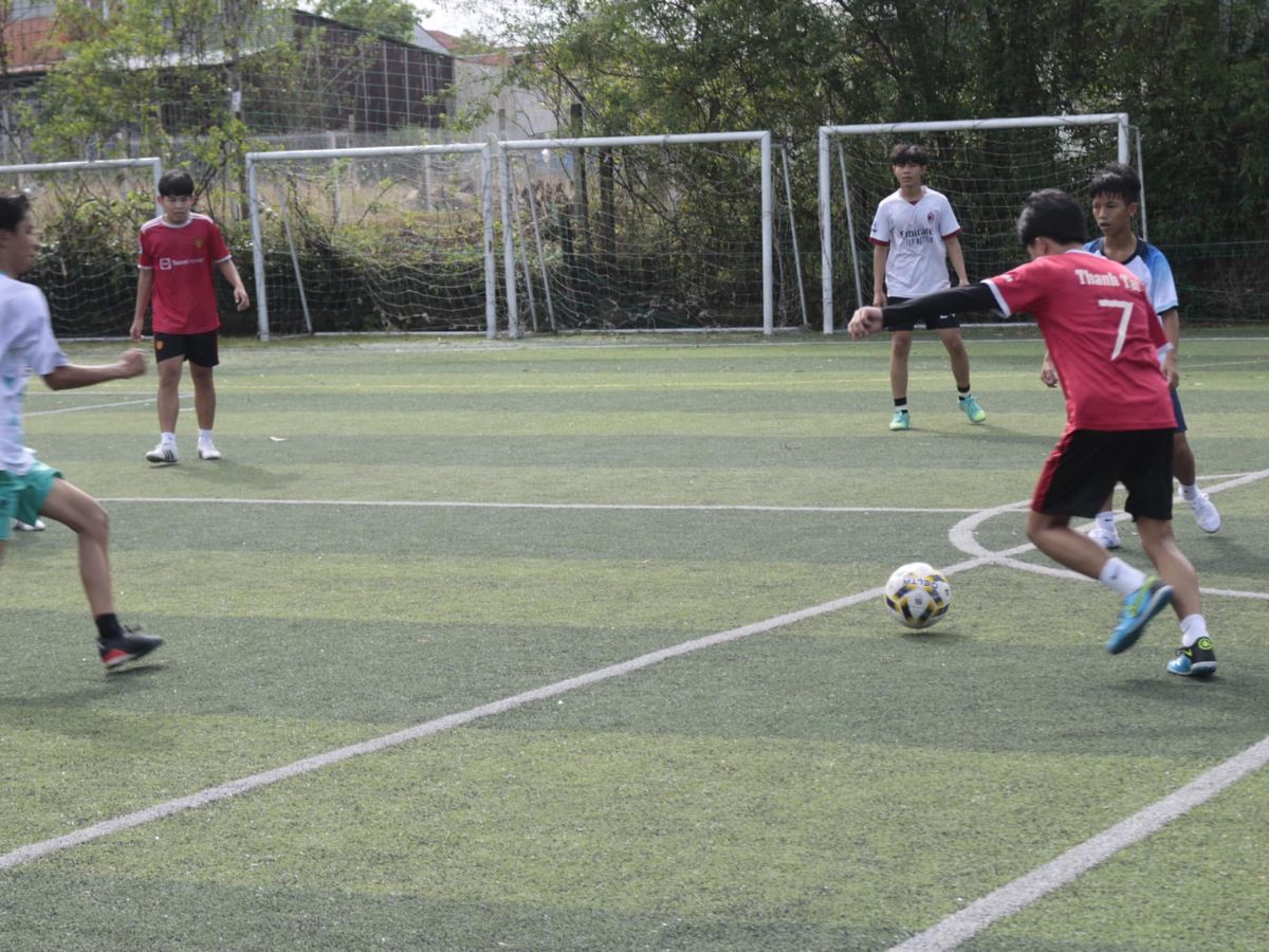 Các sân bóng ở Thảo Điền thường kín lịch cả ngày