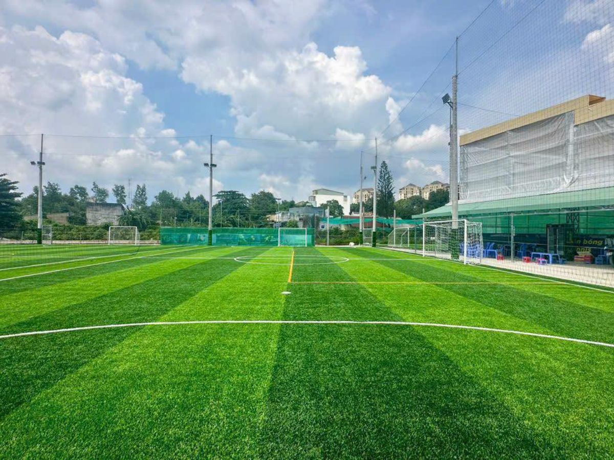 Sân bóng Phước Tiến có mức giá phải chăng