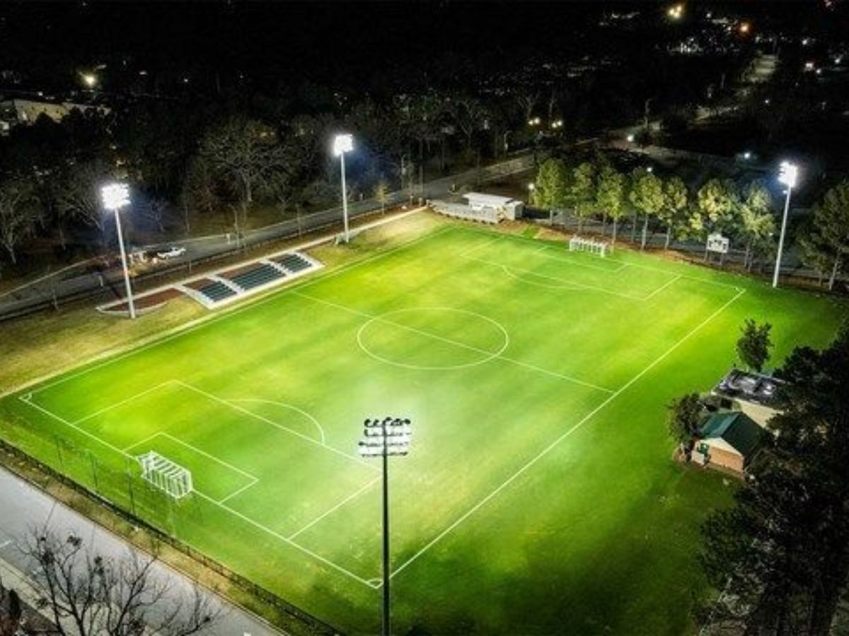 Nên tham khảo reivew về sân bóng bạn định thuê