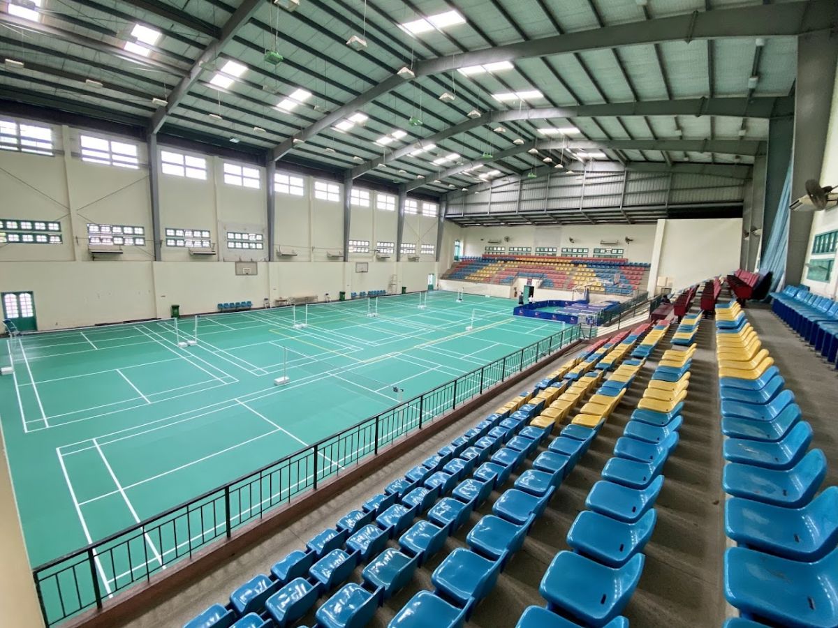 Sân cầu lông Nhà thi đấu Đại học Sư phạm Hà Nội rộng rãi và sáng sủa