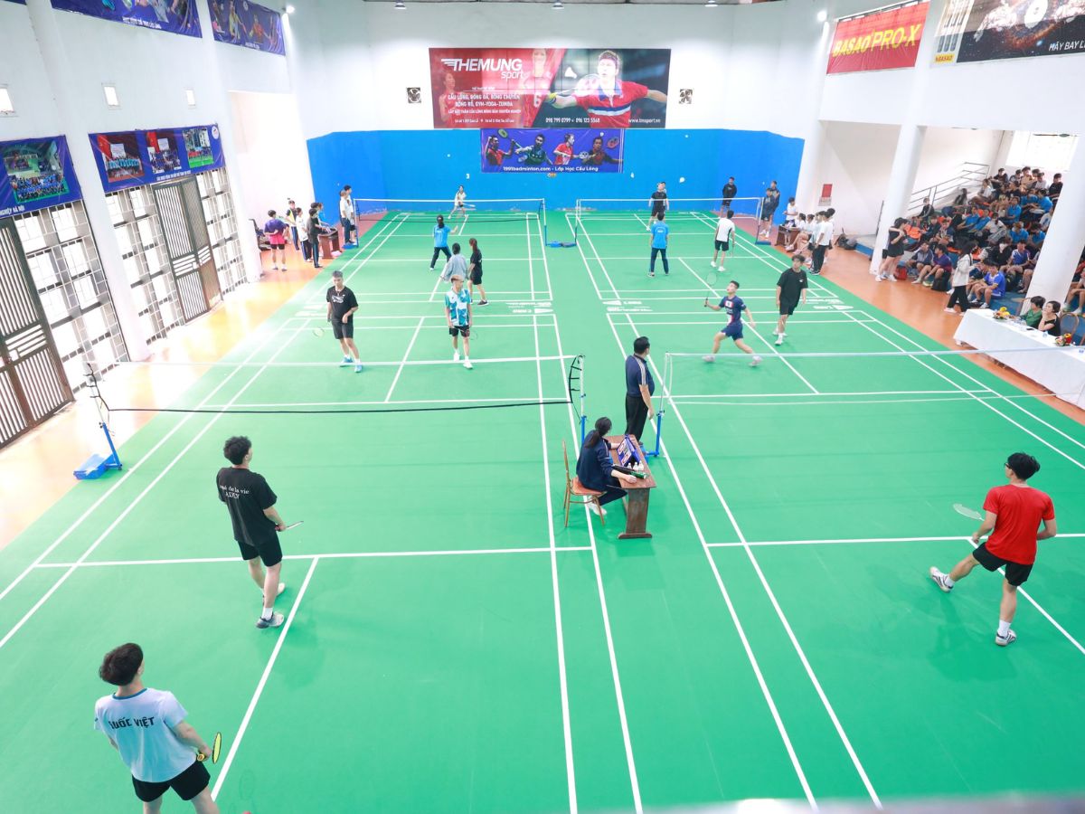 Sân cầu lông trường Cao đẳng Thương mại & Du lịch Hà Nội