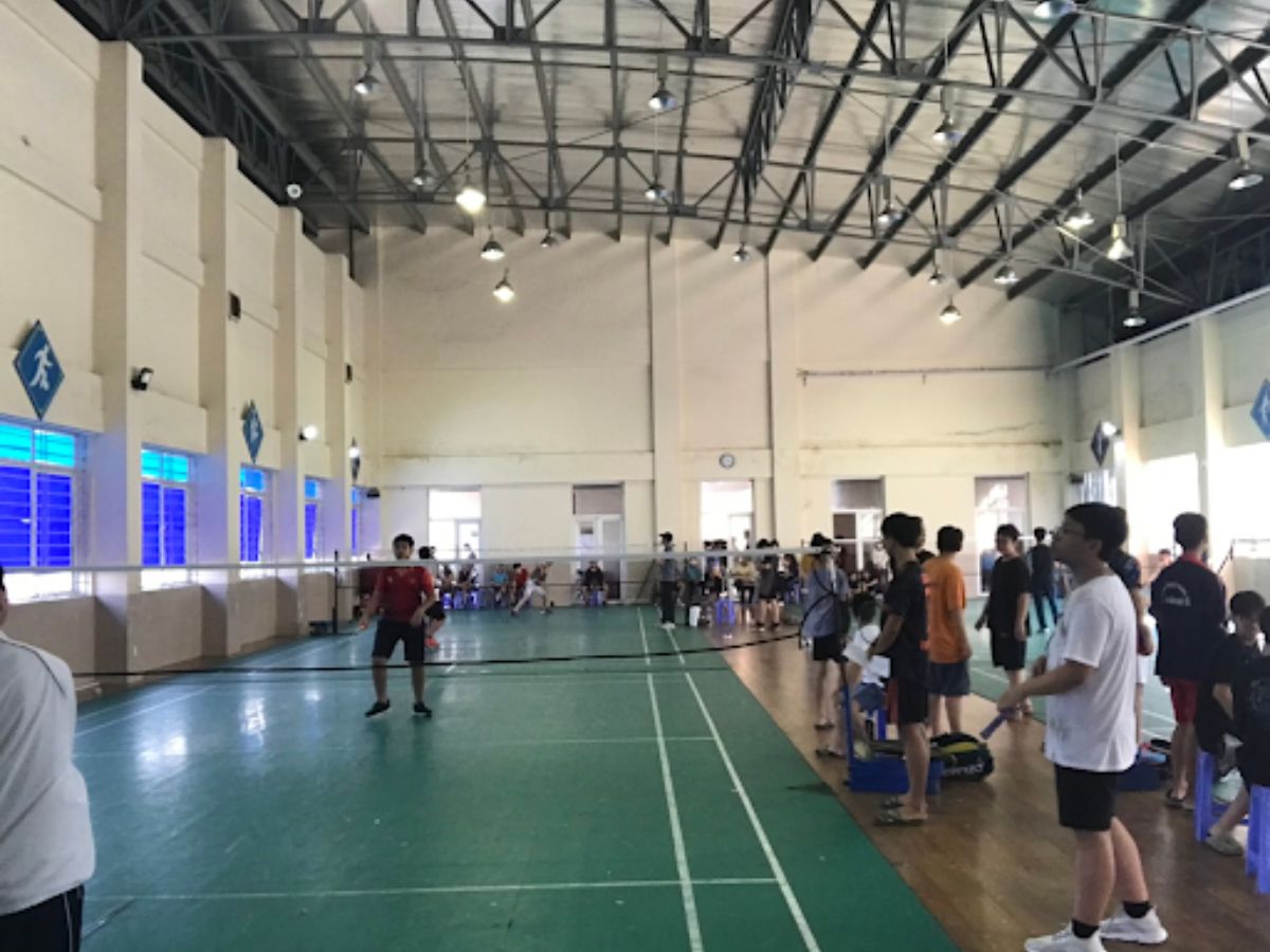 Sân cầu lông THCS Nghĩa Tân luôn đông người chờ tới lượt đánh