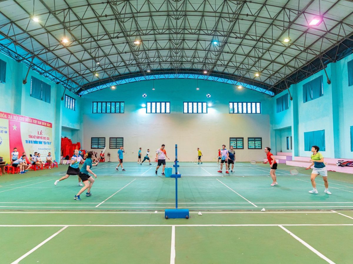 Sân cầu lông Việt Hưng thuộc top sân cầu lông Long Biên