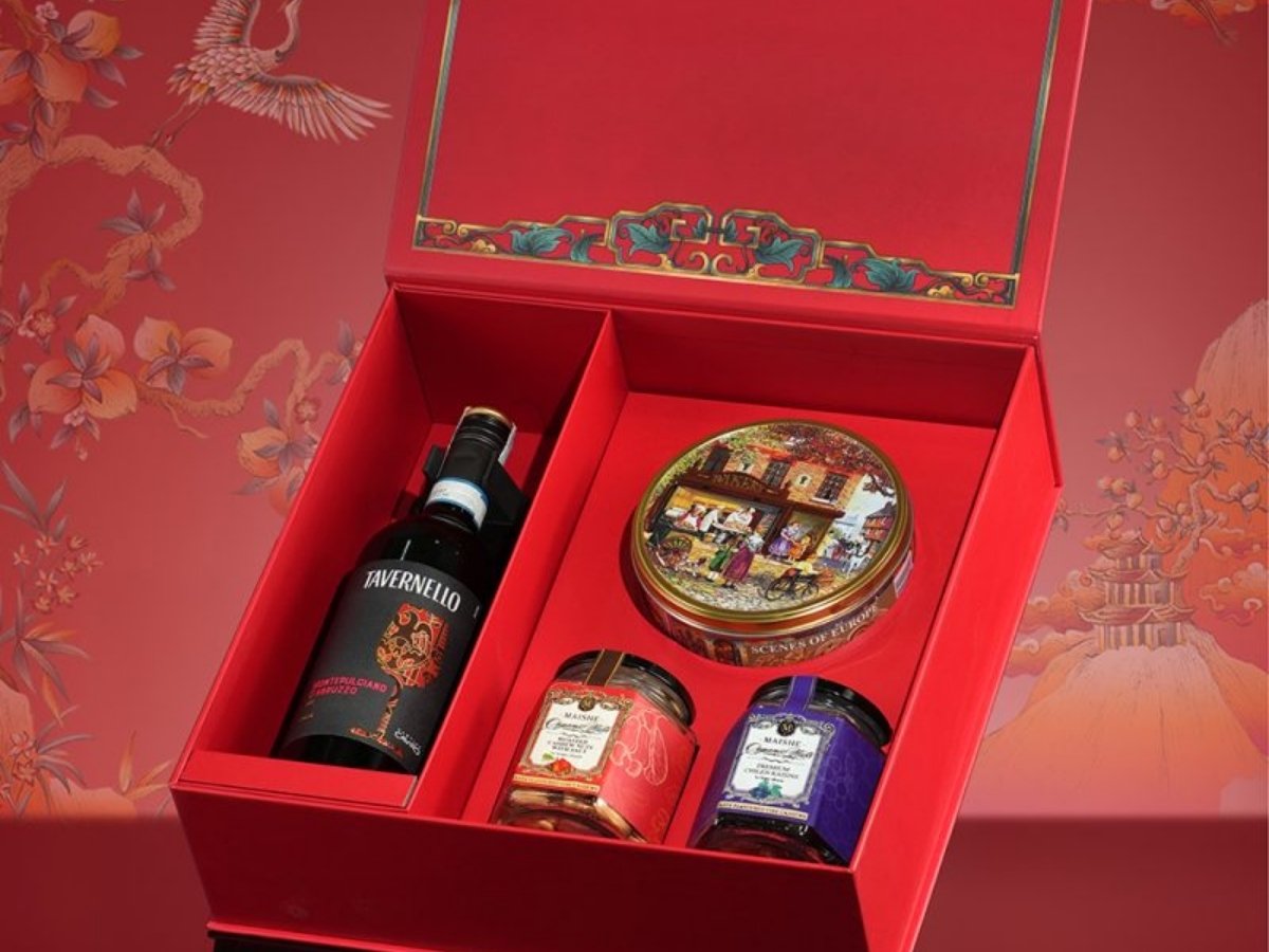 Một hộp quà sang trọng chứa rượu vang hoặc sản phẩm thủ công mỹ nghệ