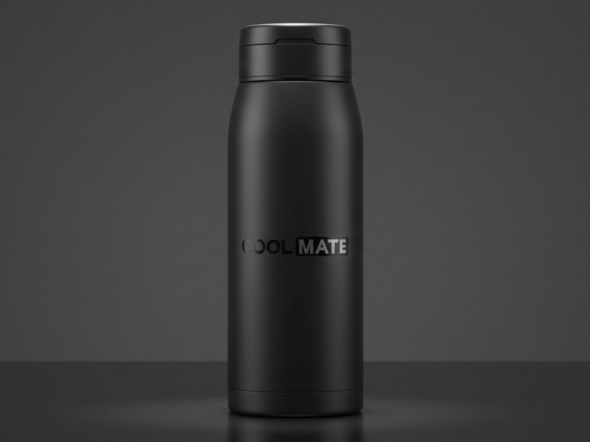 Một chiếc bình giữ nhiệt Coolmate màu đen được khắc laser logo của một công ty trông rất sang trọng