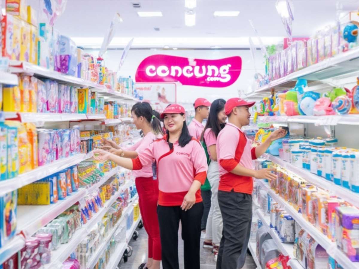 Nhân viên Con Cưng đang linh hoạt sắp xếp hàng hóa, thể hiện sự thoải mái của trang phục