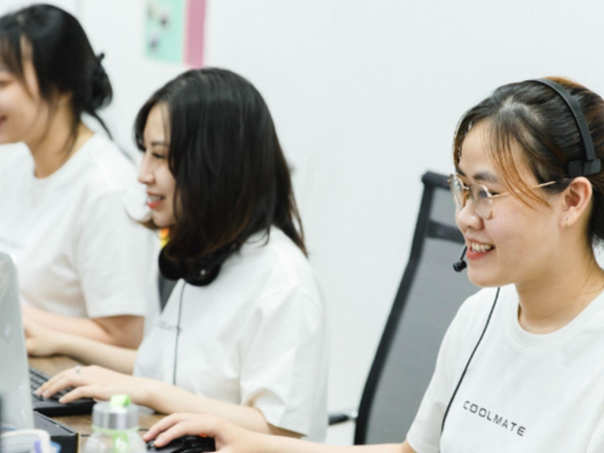 Đội ngũ Coolmate đang tư vấn cho khách hàng doanh nghiệp về chất liệu và thiết kế