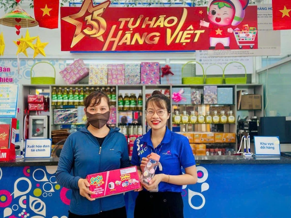 Logo Coopmart được thêu trên ngực áo polo xanh dương