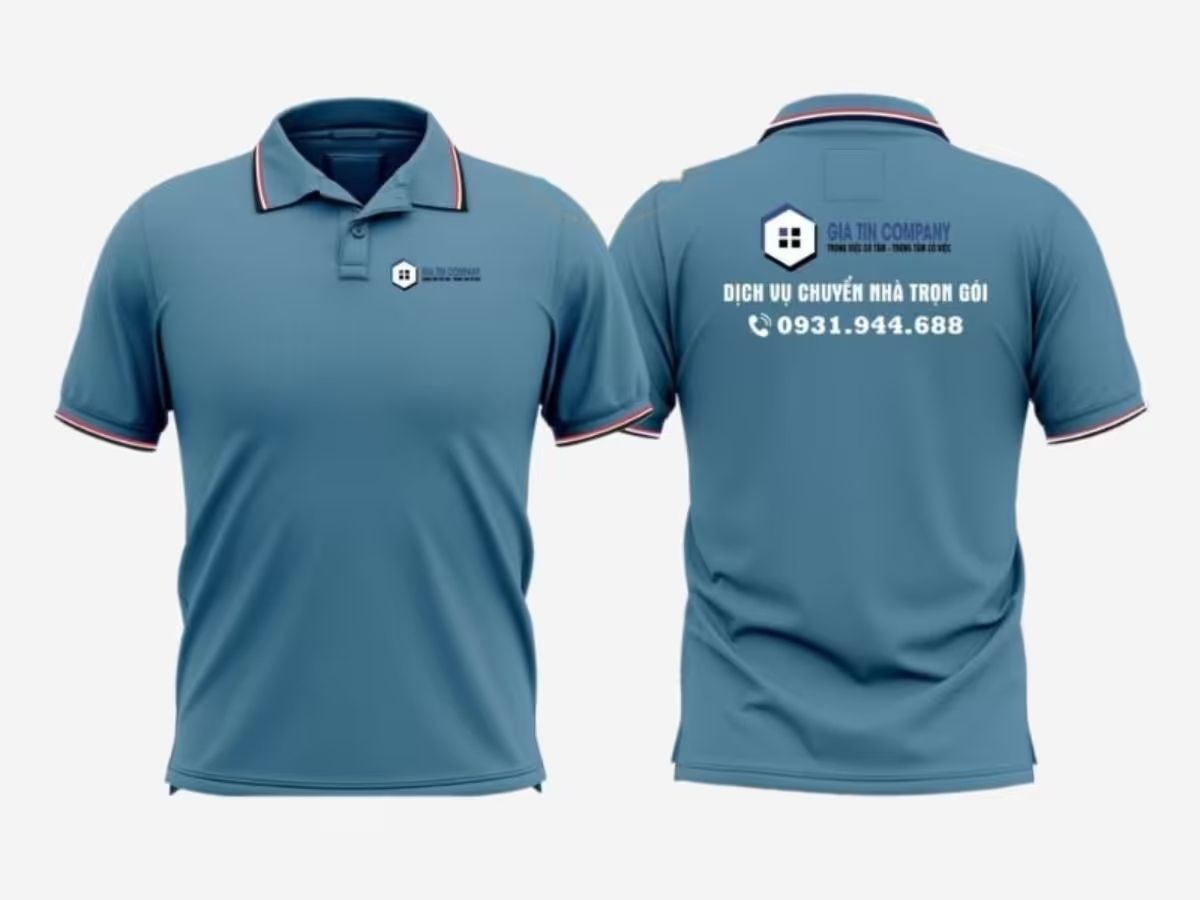 Cận cảnh logo của một công ty được thêu tinh tế trên ngực áo polo màu xanh navy của Coolmate