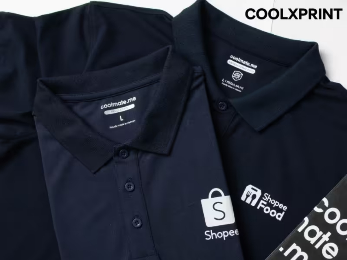 Một chiếc áo phông hoặc mũ được thiết kế riêng cho một sự kiện (có thể là mockup)