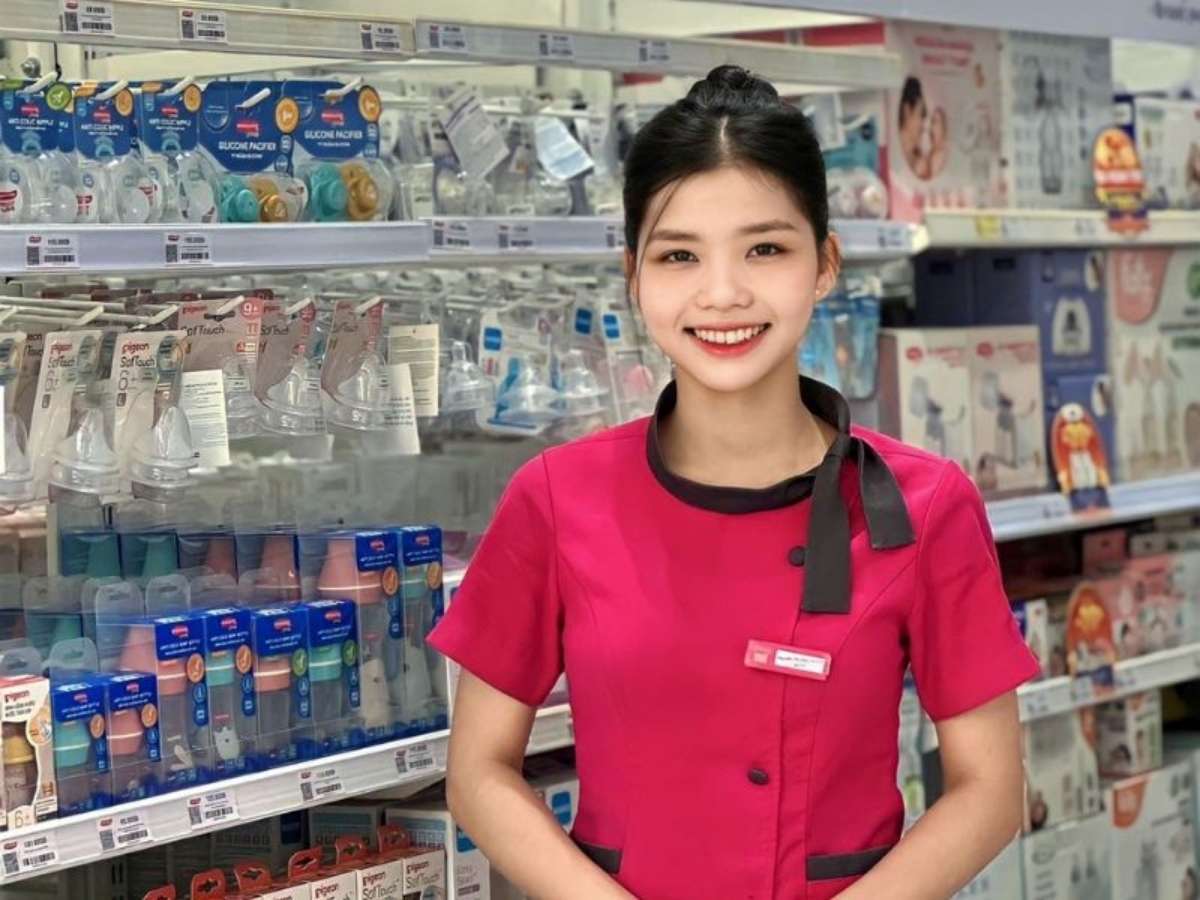 Cận cảnh chi tiết nơ cổ trên áo đồng phục của nhân viên nữ Con Cưng