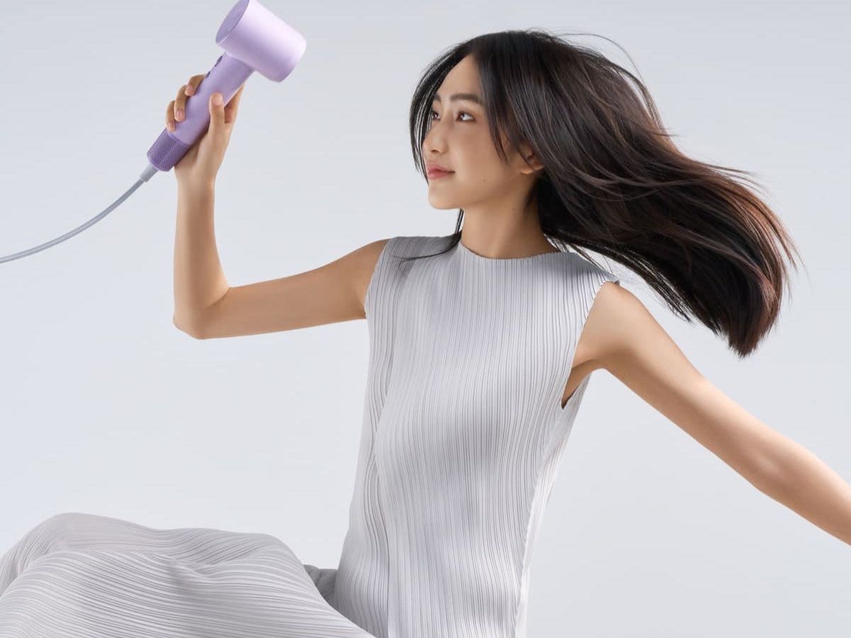 Tận dụng máy sấy làm phẳng áo khoác dù cũng là ý kiến hay