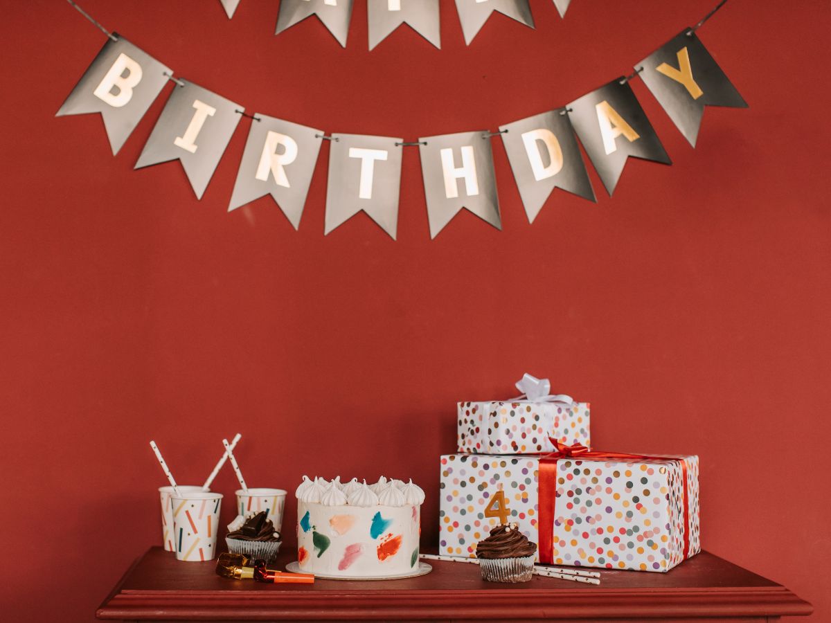 Quà tặng sinh nhật doanh nghiệp giúp củng cố mối quan hệ với đối tác