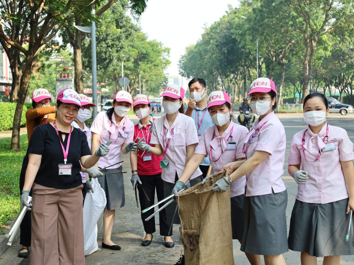 Đồng phục áo sơ mi, thể hiện phong thái tự tin, chuyên nghiệp