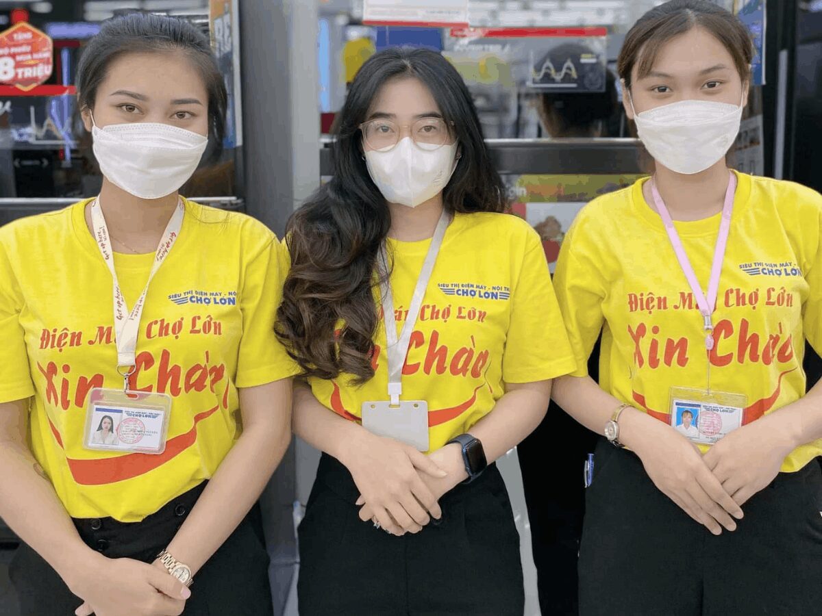 Việc chọn form áo phù hợp quyết định lớn đến sự tự tin và thoải mái của nhân viên.