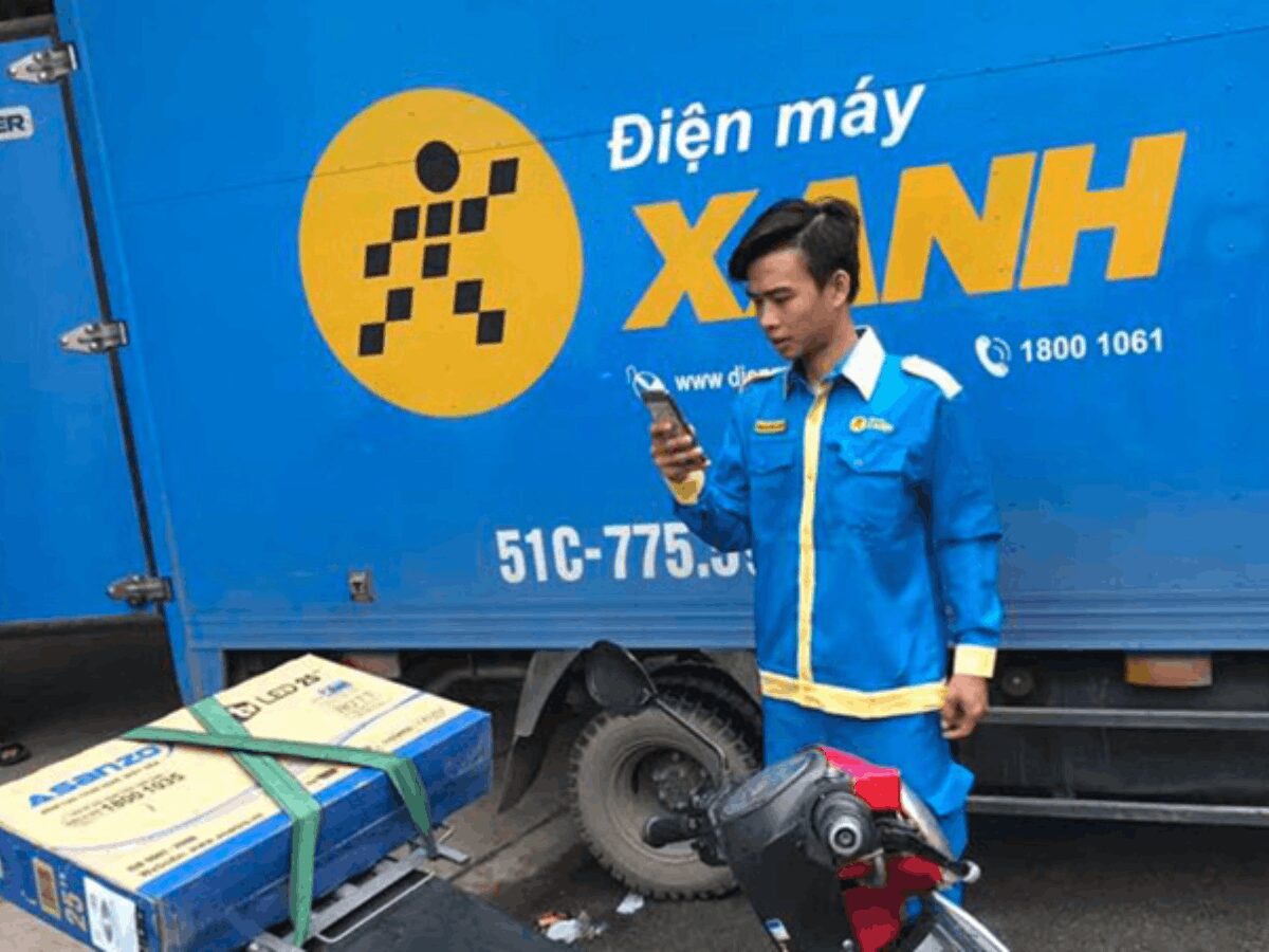 Nhân viên giao hàng Điện Máy Xanh
