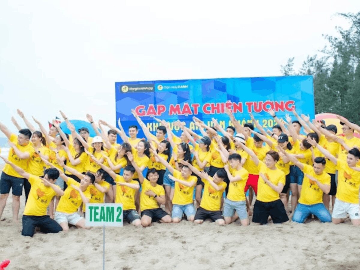 Nhân viên mặc áo thun team building, tham gia hoạt động ngoài trời