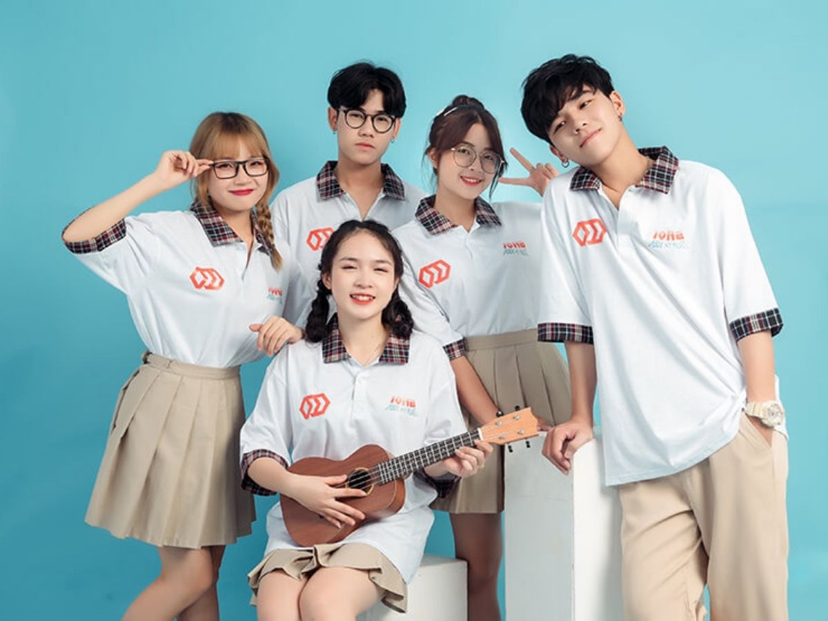 Nhóm sinh viên mặc đồng phục chụp ảnh tập thể vui vẻ, thể hiện sự gắn kết