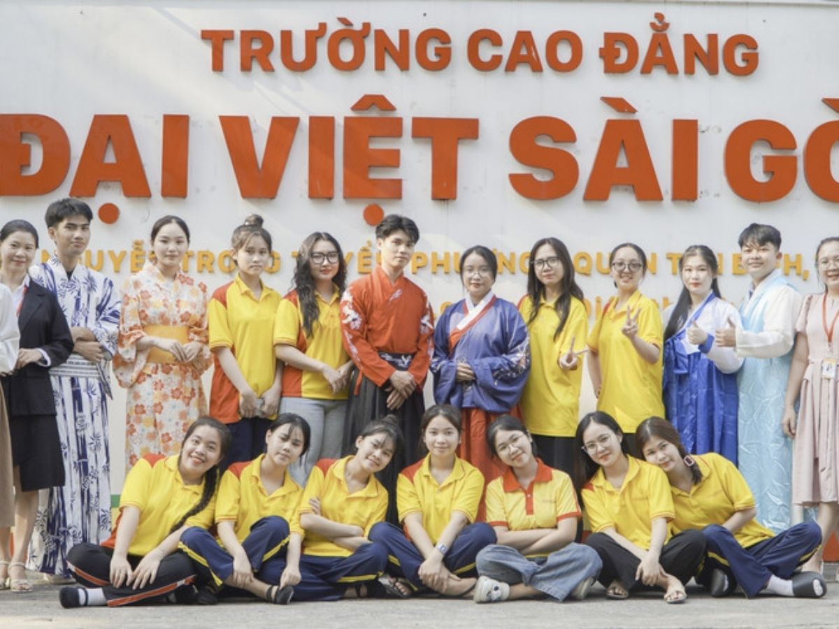 Bức ảnh tập thể sinh viên DVC vui vẻ, đoàn kết trong nhiều loại đồng phục khác nhau