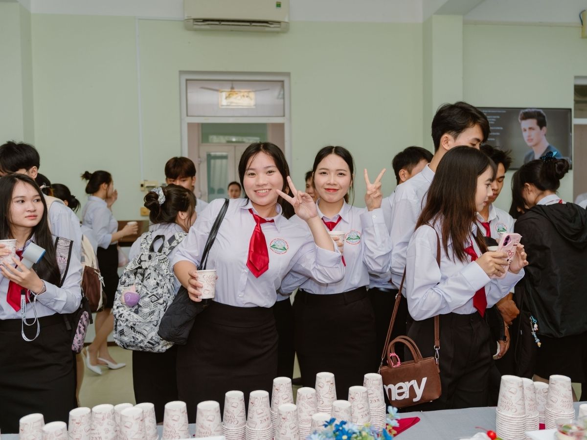 Đồng phục Cao đẳng Du lịch Cần Thơ của sinh viên ngành Quản trị khách sạn trong trang phục thực hành tại mô phỏng