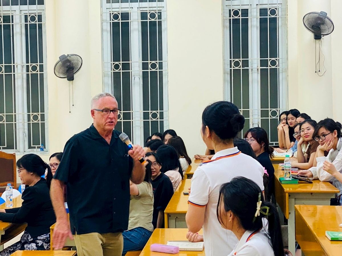 Sinh viên Đại học Ngoại ngữ đang tự tin giao tiếp