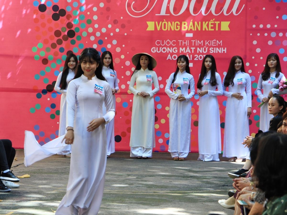 Nữ sinh DVC duyên dáng trong tà áo dài đồng phục tại sân trường