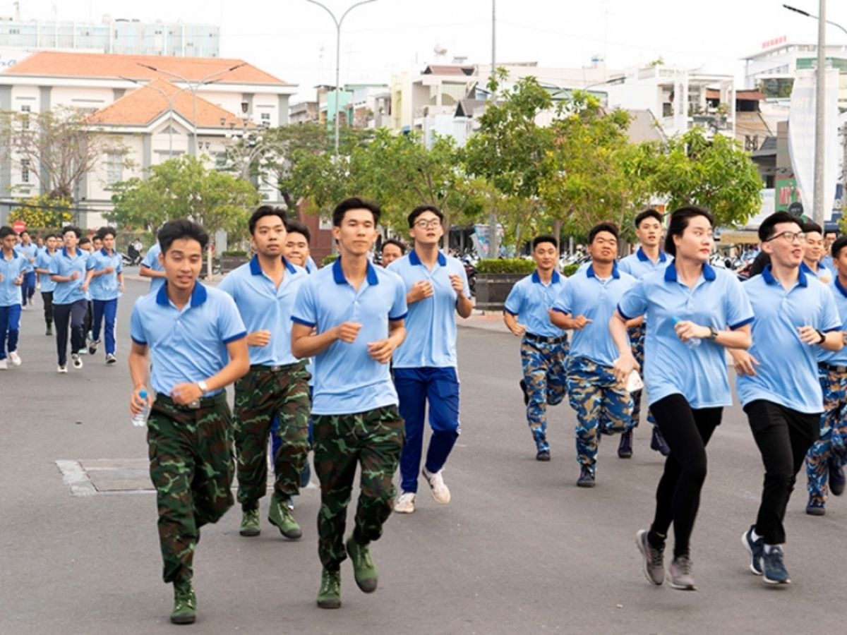 Sinh viên Cao Đẳng Du lịch Cần Thơ (CTC) trong bộ đồng phục thể dục đang tham gia một hoạt động thể thao trong sân trường