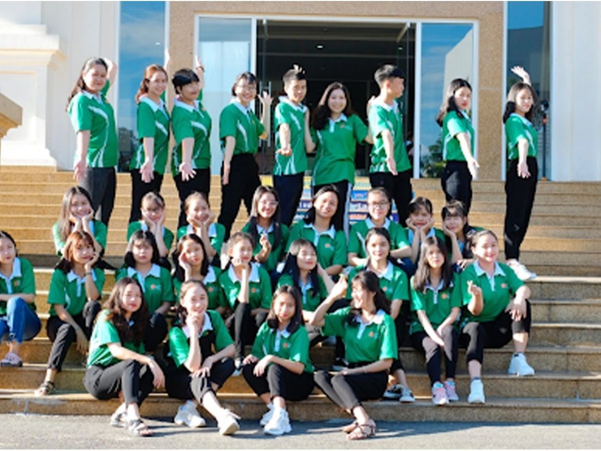 Nhóm nam và nữ mặc đồng phục Đại học Đông Á với cách phối đồ sáng tạo