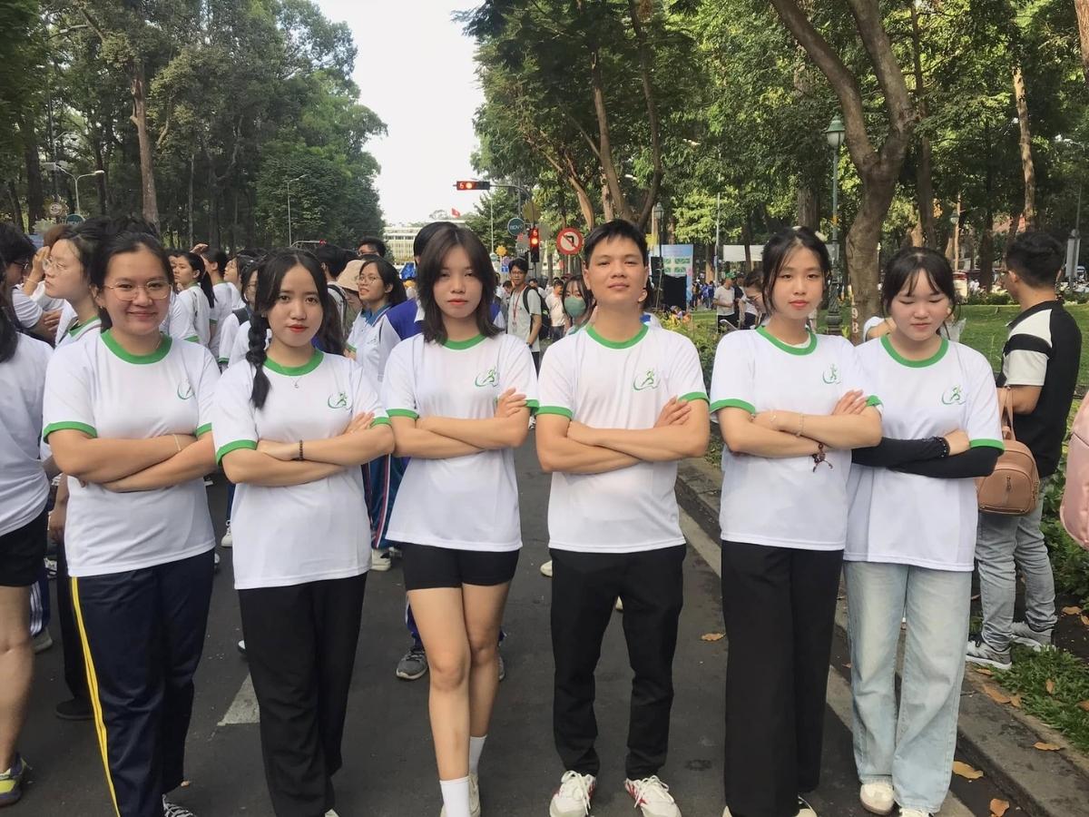 Các sinh viên DVC đang tham gia một hoạt động thể chất trong bộ đồng phục thể dục