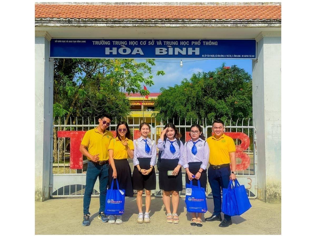 Một nhóm sinh viên CTC mặc áo polo tham gia hoạt động ngoại khóa