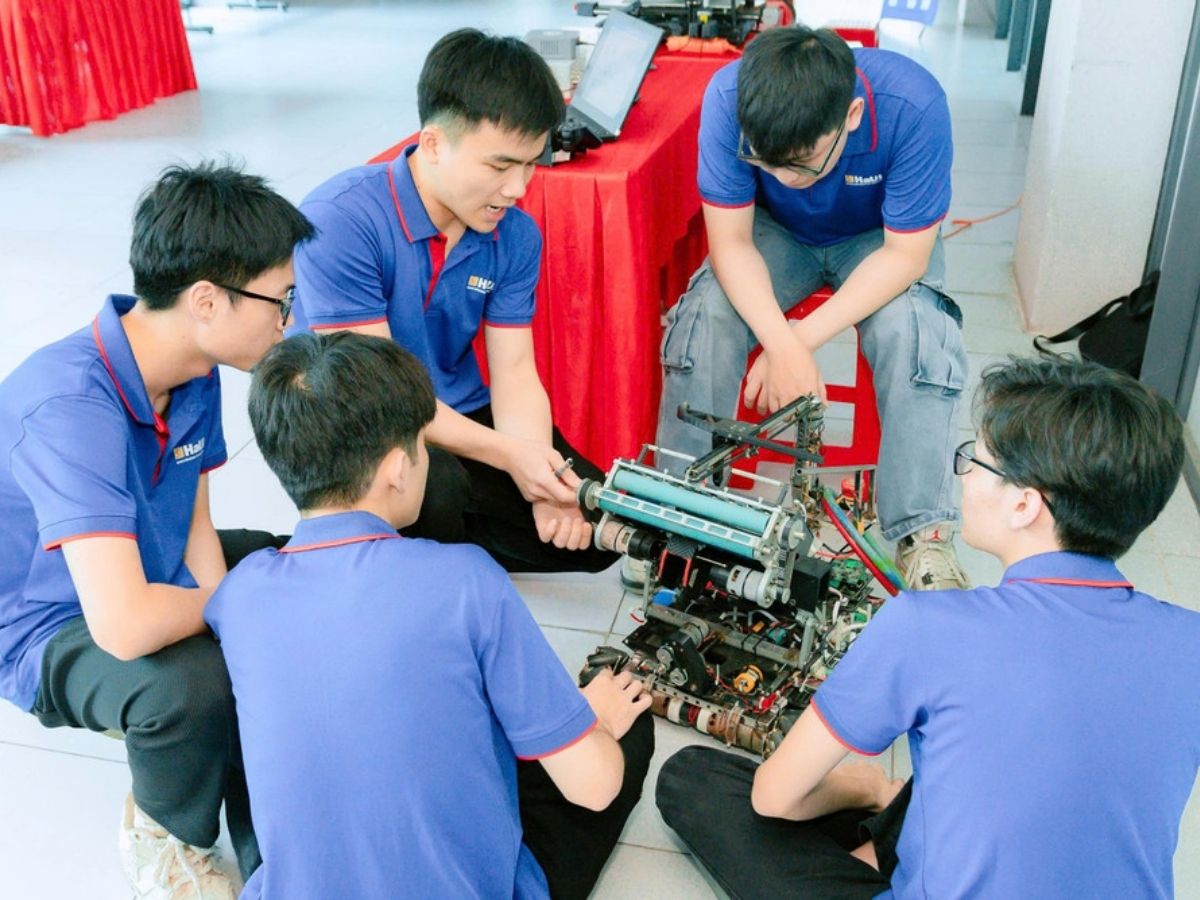 Sinh viên Sư phạm Kỹ thuật mặc áo thun đồng phục trong xưởng thực hành