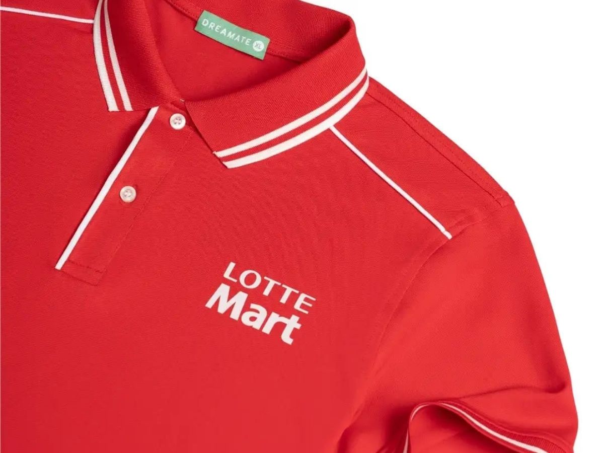 Cận cảnh logo Lotte Mart được thêu sắc nét trên ngực trái áo đồng phục