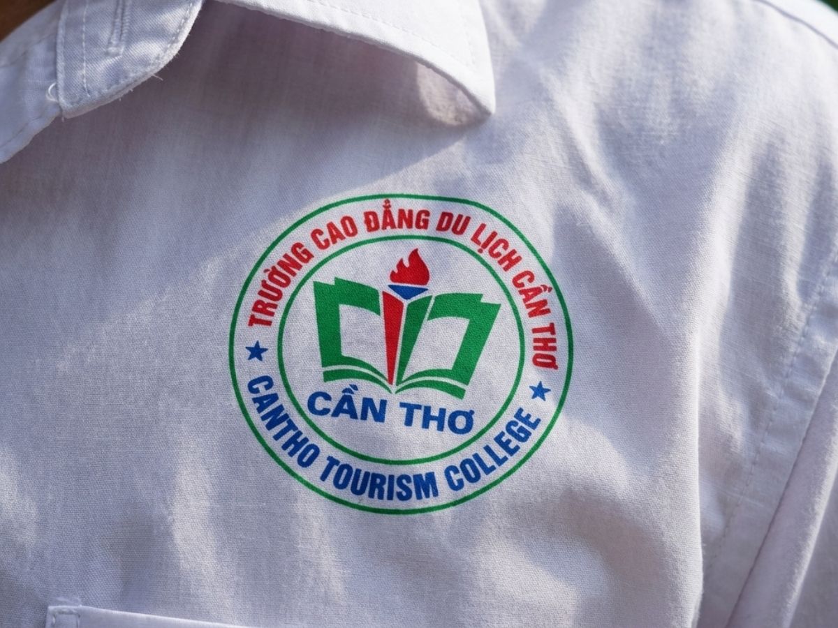 Cận cảnh chi tiết logo thêu sắc nét trên ngực trái áo sơ mi