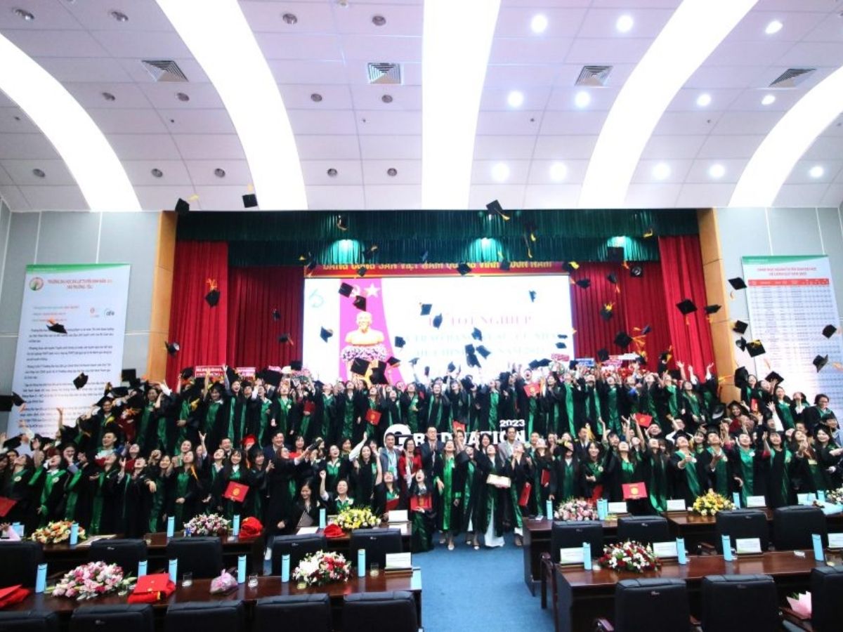 Khoảnh khắc các tân cử nhân DLU rạng rỡ tung mũ trong lễ tốt nghiệp