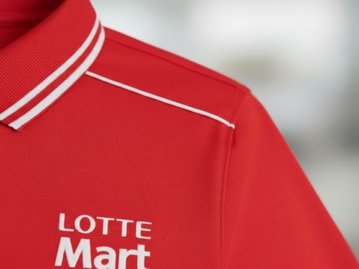Cận cảnh chi tiết áo polo của nhân viên Lotte, thấy rõ chất vải và đường may ở cổ áo