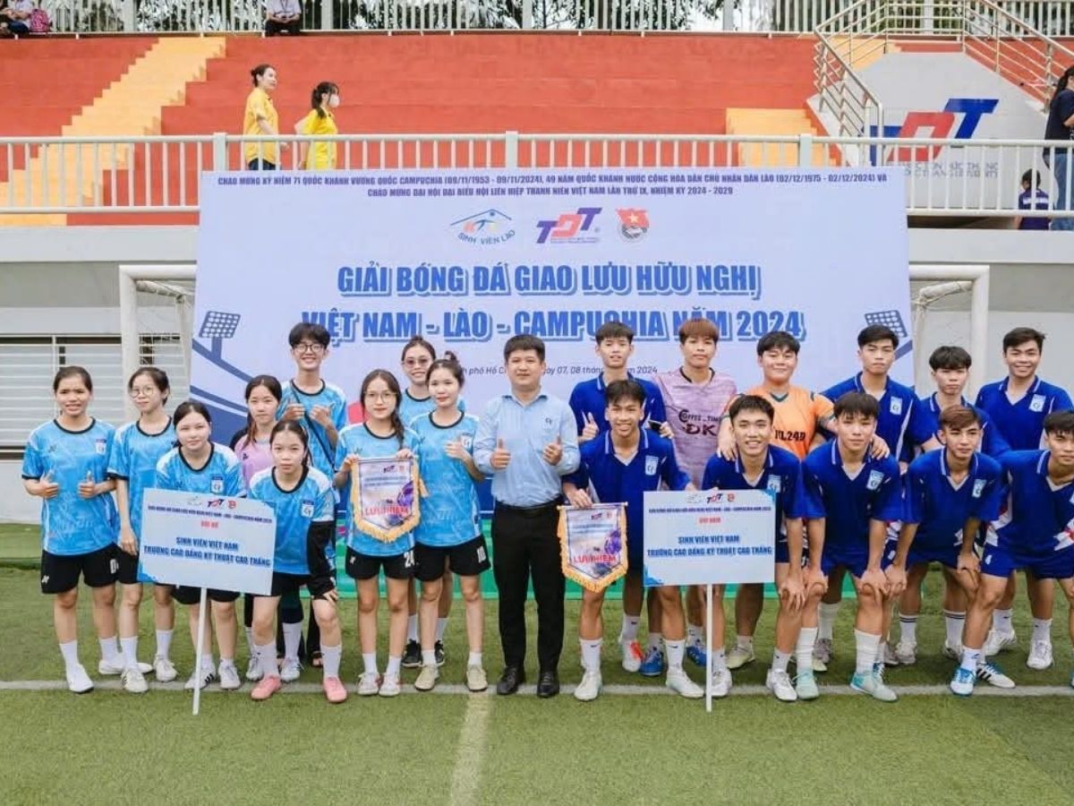 Nhóm sinh viên mặc đồng phục thể dục của trường Cao Thắng tham gia hoạt động thể thao ngoài trời