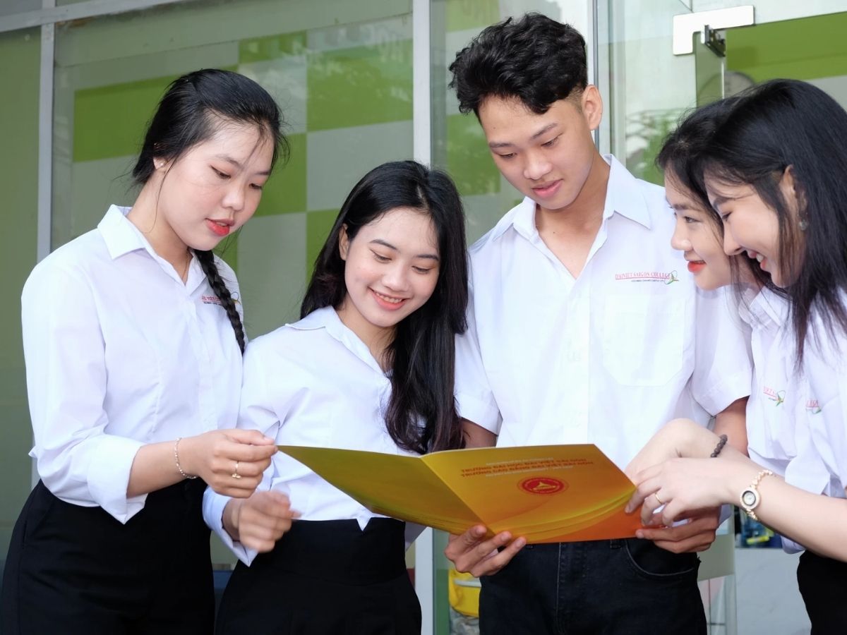 Sinh viên DVC mặc áo sơ mi đồng phục, phong thái tự tin trong giảng đường