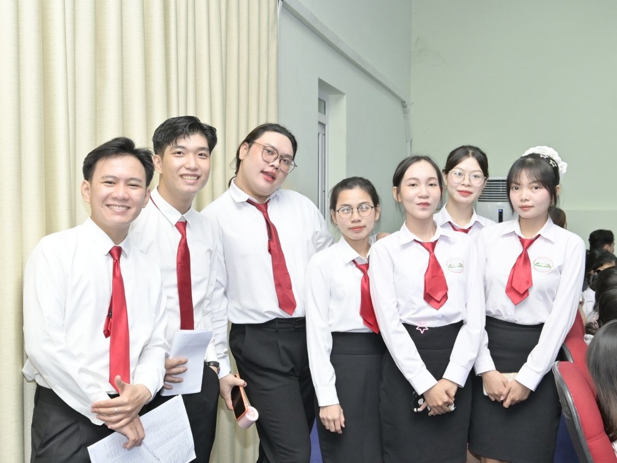 Nam sinh và nữ sinh CTC trong bộ đồng phục áo sơ mi chính thức, nam đeo cà vạt, nữ đeo nơ