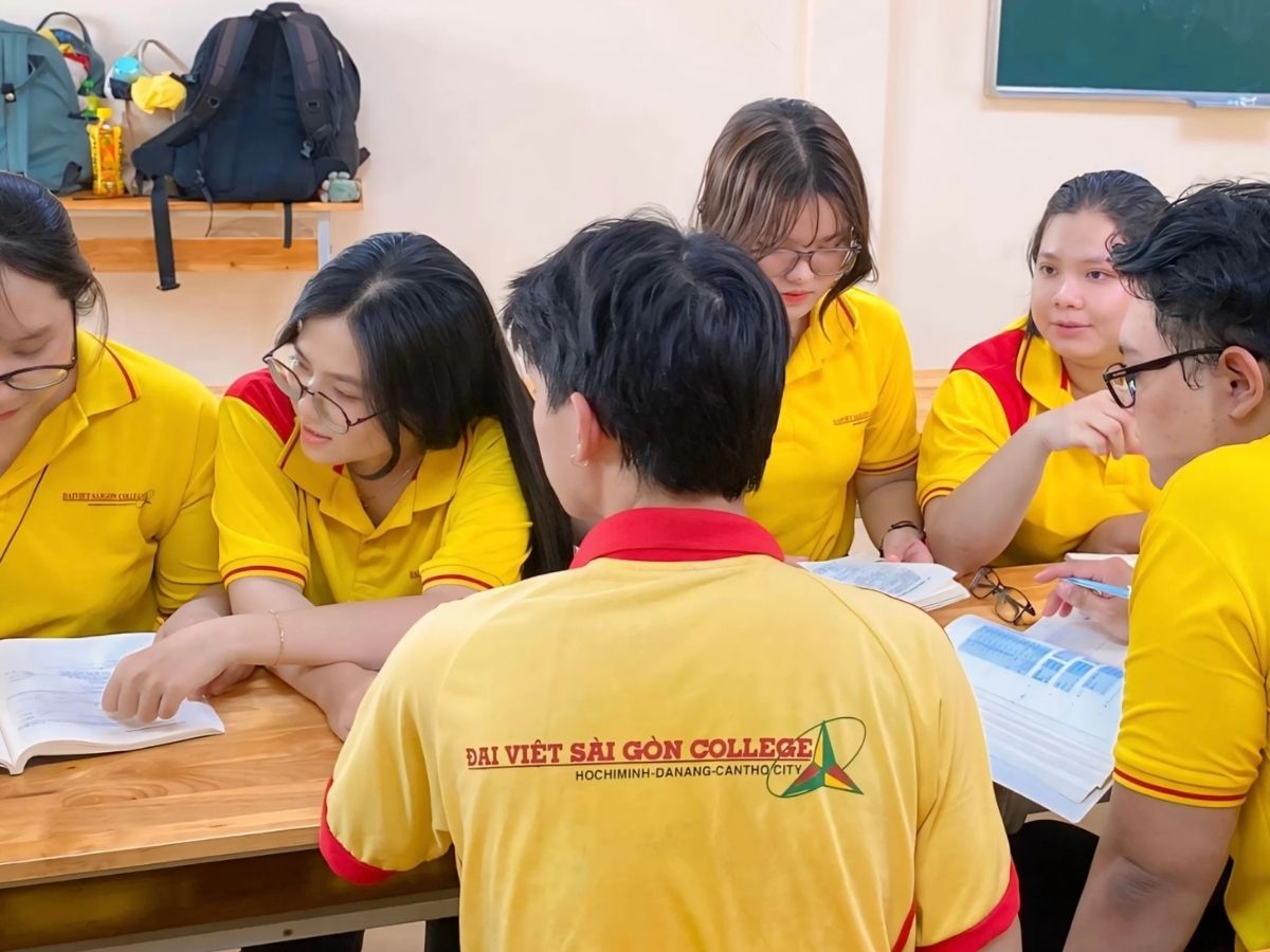 Cận cảnh mẫu áo thun polo đồng phục của DVC, làm nổi bật màu sắc và chi tiết logo