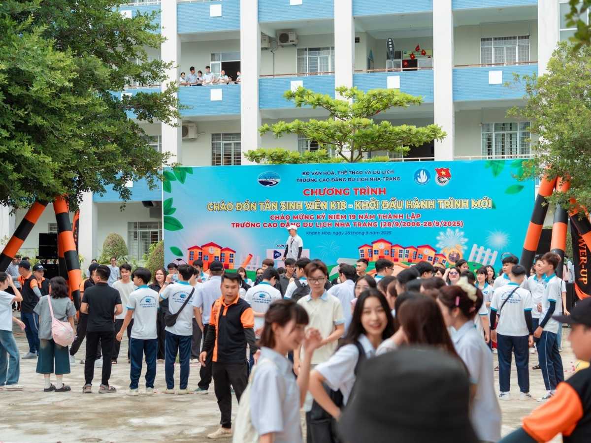 Toàn cảnh sân trường Cao đẳng Du lịch Nha Trang với các bạn sinh viên mặc đồng phục đang trò chuyện vui vẻ