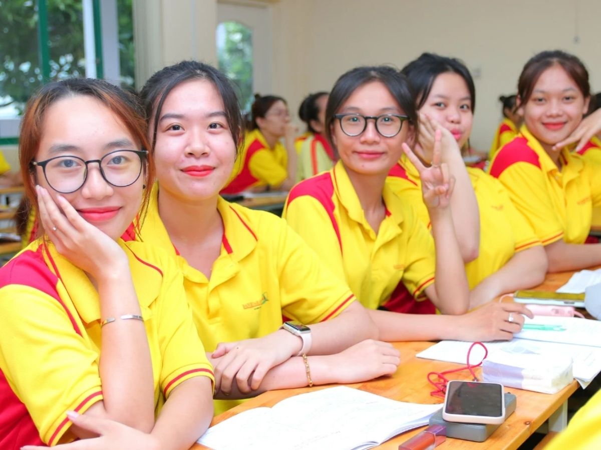 Một nhóm sinh viên DVC đang tươi cười trong trang phục đồng phục, tại trường