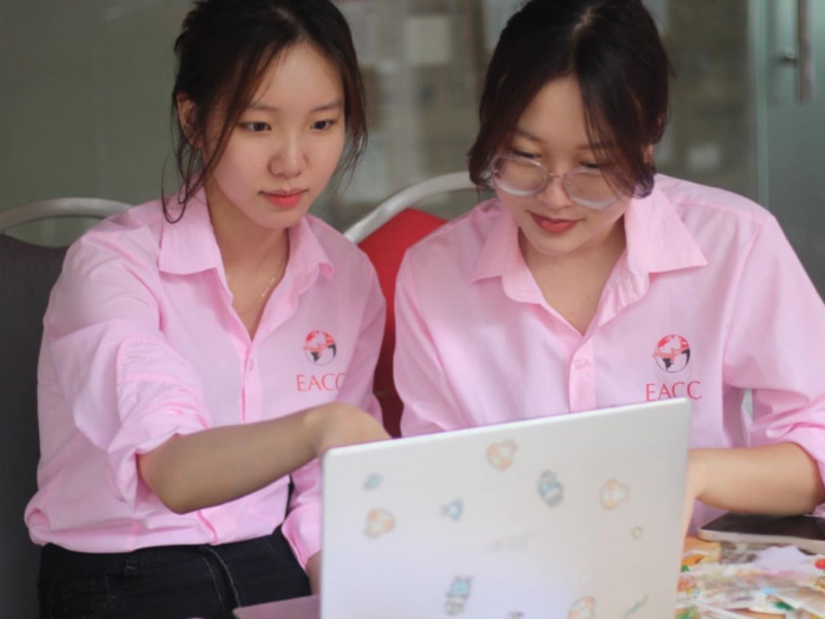 Nữ sinh Đại học Ngoại thương mặc đồng phục áo sơ mi thanh lịch