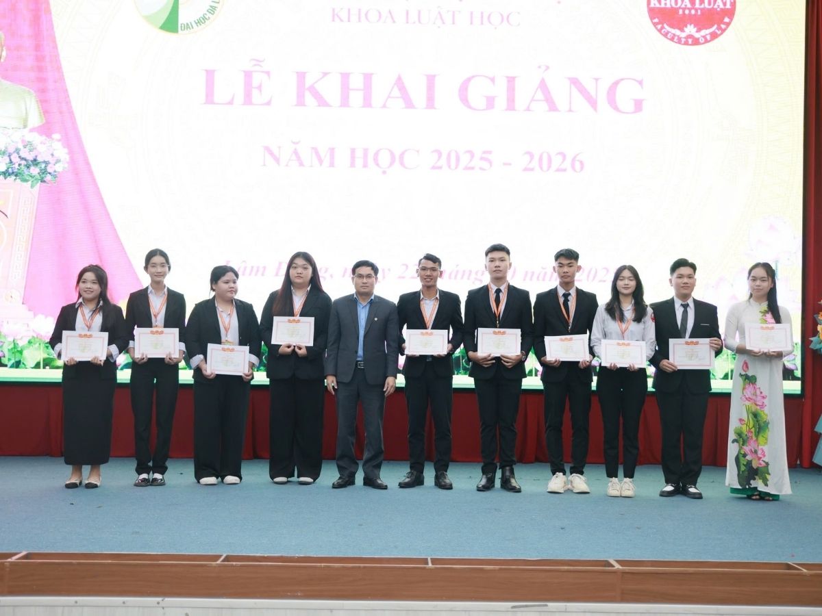 Sinh viên DLU mặc đồng phục vest trang trọng trong lễ khai giảng