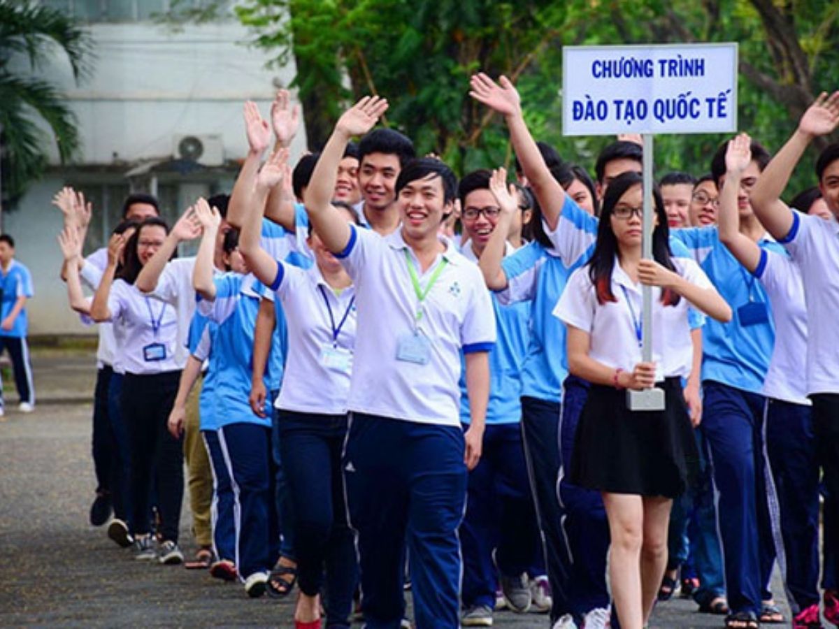 Sinh viên Bách Việt mặc đồng phục thể dục tham gia hoạt động thể thao