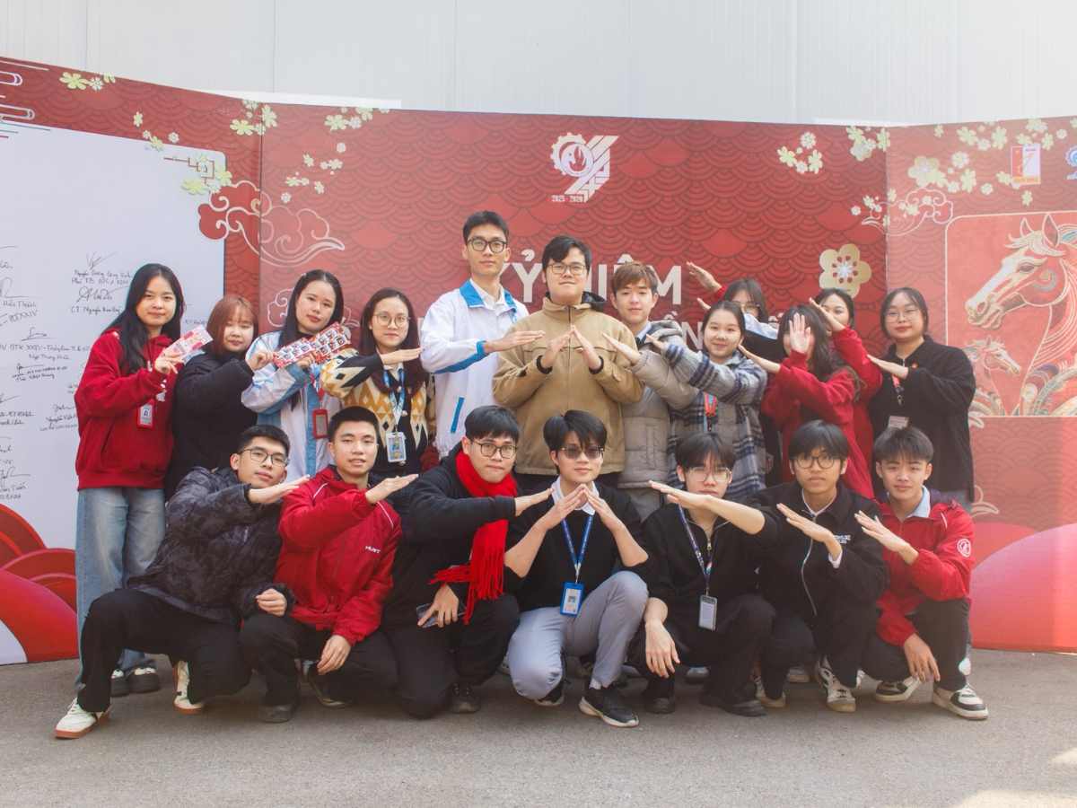 Sinh viên Bách Khoa Hà Nội phối đồ cùng đồng phục