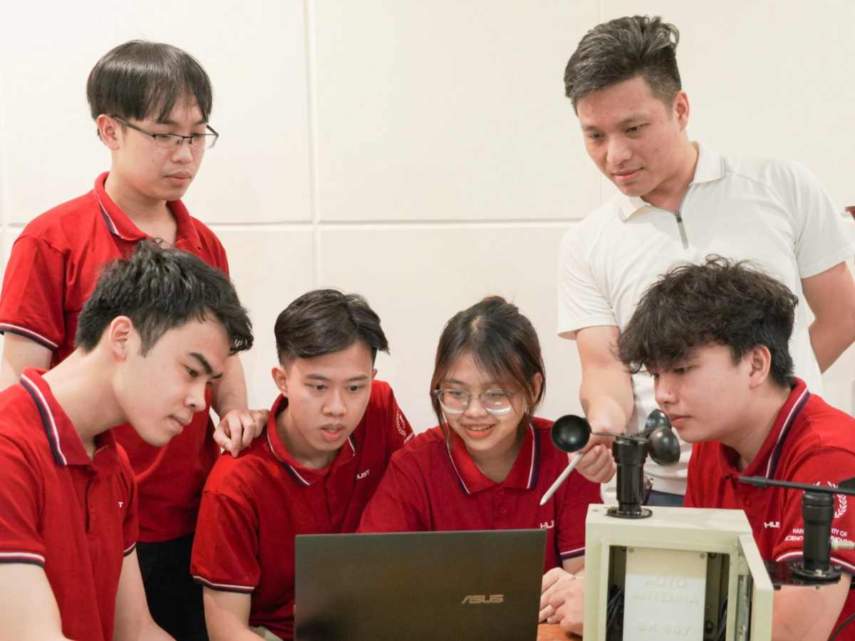 Sinh viên mặc áo polo đồng phục trường Đại học Bách Khoa Hà Nội