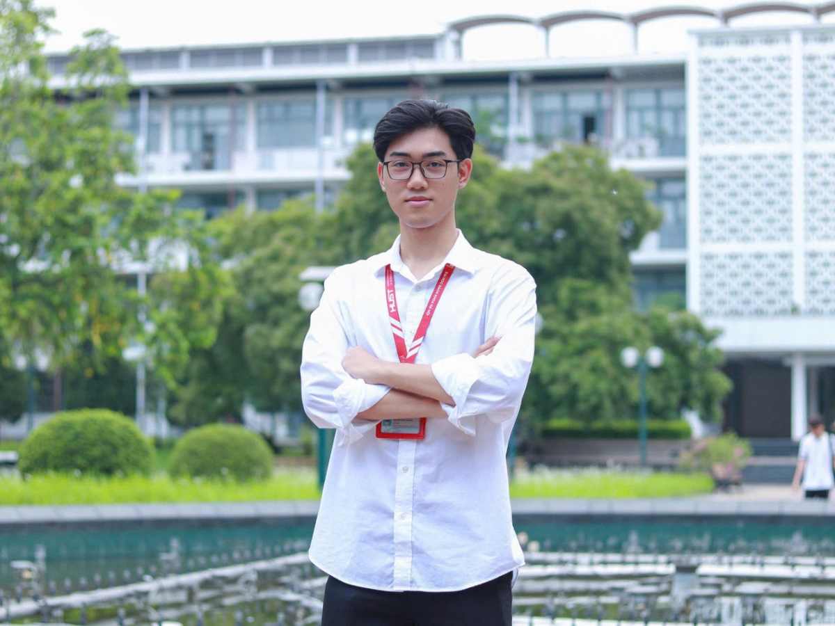 Sinh viên mặc áo sơ mi trắng đồng phục Đại học Bách Khoa Hà Nội