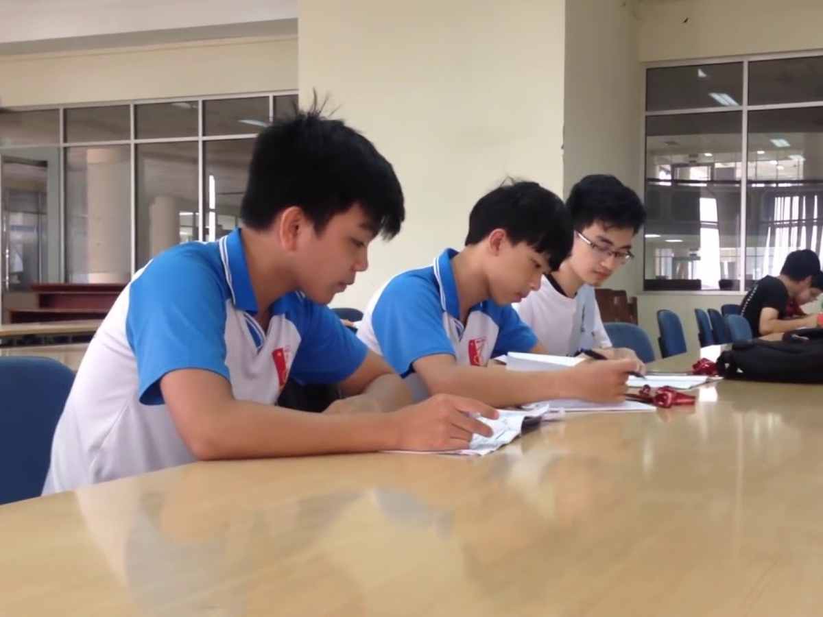 Sinh viên mặc đồng phục thể dục Đại học Bách Khoa Hà Nội