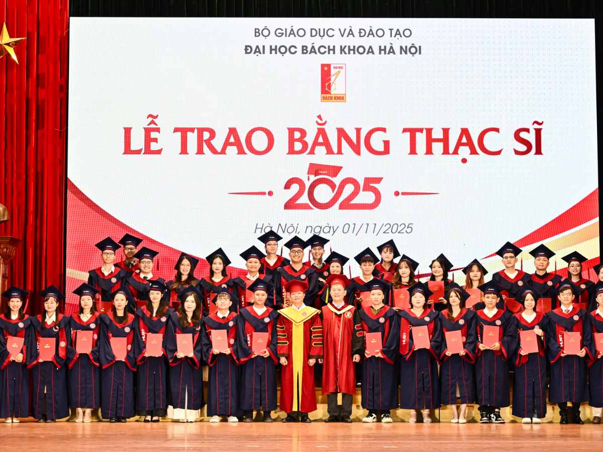 Sinh viên mặc đồng phục tốt nghiệp trường Đại học Bách Khoa Hà Nội