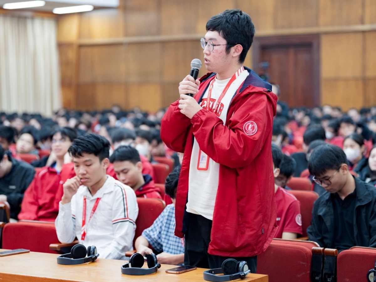 Sinh viên mặc áo khoác đồng phục tham dự hội thảo của trường